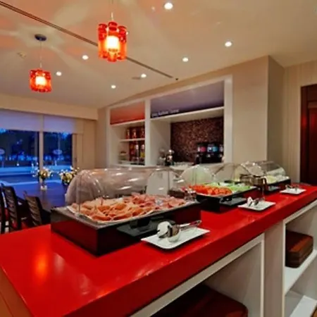 Hampton By Hilton Izmir ホテル 4*