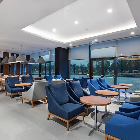 ホテル Hampton By Hilton Izmir