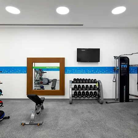 Hampton By Hilton Izmir מלון