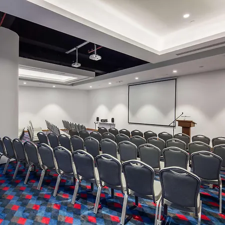 Hotel Hampton By Hilton Izmir 4*