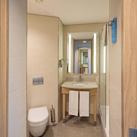 Hampton By Hilton Izmir מלון