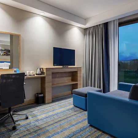 Hampton By Hilton Izmir מלון