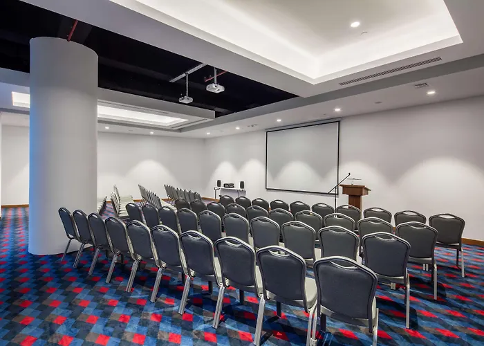 Hotel Hampton By Hilton Izmir 4*